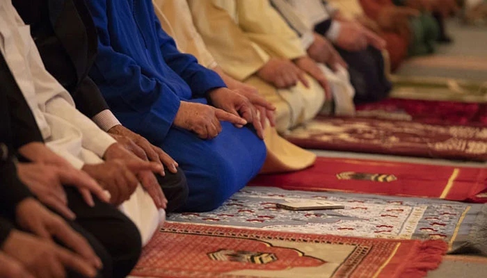 نماز باجماعت میں صفوں کی درستی کی بابت تاکید اور ترک پر وعید