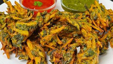 دسترخوانِ افطار کی رونق: آلو، پالک کے پکوڑے