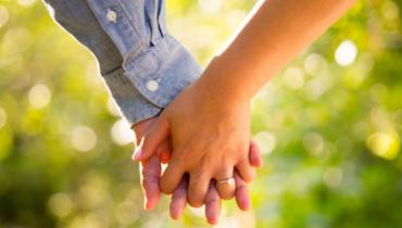 روزے کی حالت میں بیوی کے ساتھ بوس وکنار کیا جاسکتا ہے؟