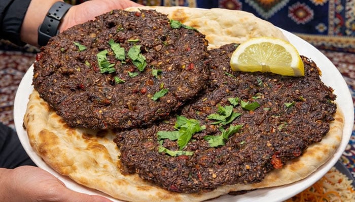 سحری اسپیشل: مزیدار چپلی کباب گرما گرم نان کے ساتھ
