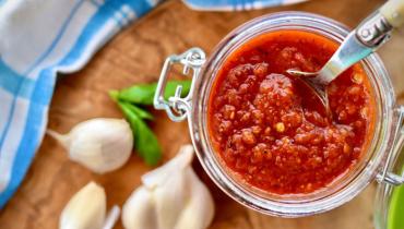 افطار میں سموسوں کا ذائقہ دوبالا کرنے والی مزیدار ہاٹ سوس