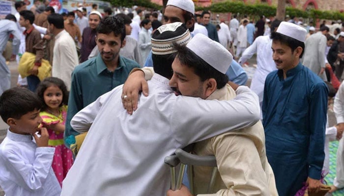 عید کے موقع پر مبارک باد دینے اور گلے ملنے کا کسی حدیث میں ذکر ہے؟