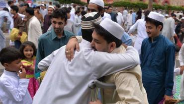 عید کے موقع پر مبارک باد دینے اور گلے ملنے کا کسی حدیث میں ذکر ہے؟